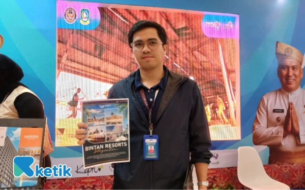 Foto Rian Surbakti, tim marketing Bintan Resort mengenalkan destinasi unggulan yang ada di Bintan. (Foto: Dia Vionita Herlina/Ketik)
