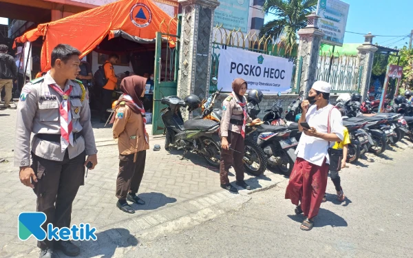 Foto Sejumlah anggota Pramuka terlihat membantu lalulintas di lokasi posko, Kamis, 2 Oktober 2025. (Foto: Khaesar/Ketik)