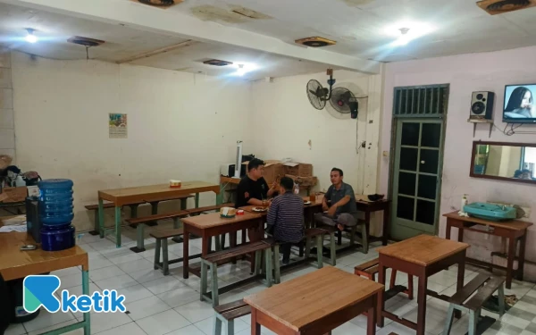 Foto Suasana sederhana Depot SGP dengan meja kayu panjang dan bangku kayu panjang. (Foto: Davin Tio Imam Sudirman/Ketik)