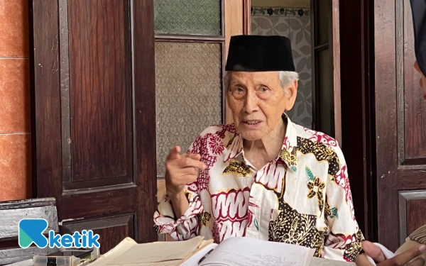 Foto H. Ischak saat diwawancari di kediamannya, Gg. II/70, Kampoeng Batik Jetis, Sidoarjo pada Rabu, 1 Oktober 2025 (Foto: Febrian Fauzi/Ketik)