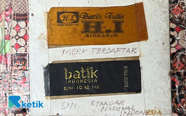 Foto Merek terdaftar 'Batik HI' dan SNI (Standar Nasional Indonesia) sebagai bukti legalitas produksi batik Indonesia. (Foto: Febrian Fauzi/Ketik)
