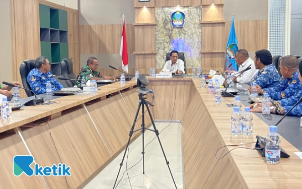 Foto Rapat berbagai unsur bersama Wakil Bupati Halmahera Selatan Helmi Umar Muchsin untuk mensukseskan turnamen Piala Bupati Halsel 2025 (Foto: Mursal/Ketik)