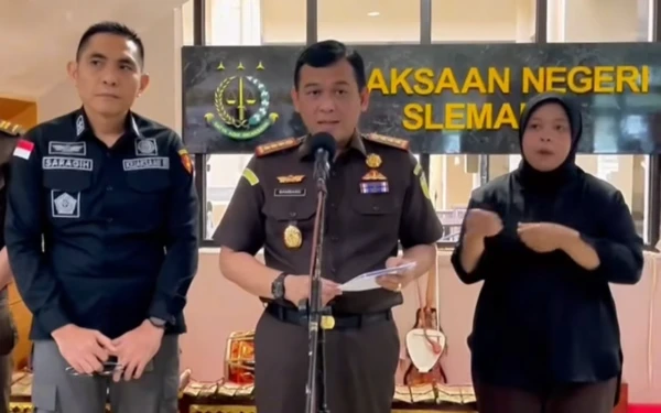 Foto Kajari Sleman Bambang Yunianto saat
berbicara langsung dan terbuka mengenai penetapan tersangka Sri Purnomo, 30 September 2025. (Foto: Tangkapan Layar)