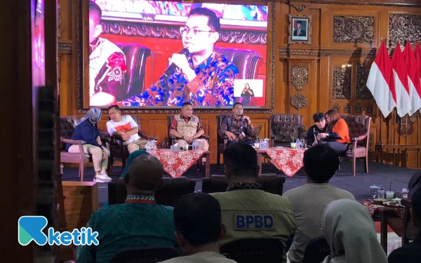 Foto Lucky Dicnison Leader Siap Siaga  saat mengiri materi di rumah rakyat kota mojokerto (foto : humas bnpb/ ketik.com)