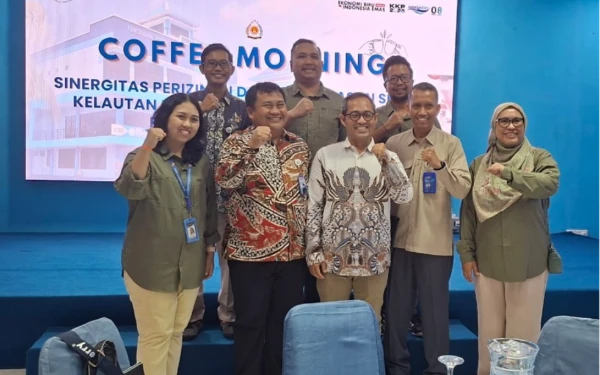 Foto Kepala PSDKP Batam Samuel Sandy Rundu Padang foto bersama dengan undangan Coffe Morning dari antar lembaga (Amron)