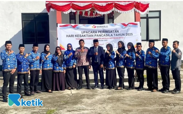 Foto Seluruh jajaran Bawaslu Halmahera Selatan melakukan pose uasi Upacara (Foto Zul For Ketik)