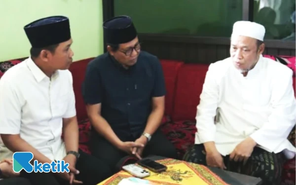 Foto Gus Halim (tengah) bersama pengasuh Pengasuh Ponpes Al Khoziny Buduran Sidoarjo KH Abdussalam Mujib di Sidoarjo pada Rabu (1 Oktober 2025). (Foto: PKB Sidoarjo)