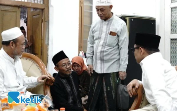 Foto Cak Imin (kanan) bertemu para pengasuh Ponpes Al Khoziny Buduran Sidoarjo KH Abdussalam Mujib dan KH Zainal Abidin pada Kamis (2 Oktober 2025). (Foto: PKB Sidoarjo)
