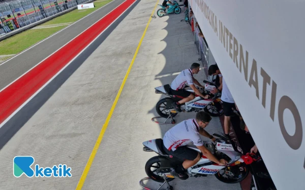 Foto Tim mekanik Moto2 dari HTA sedang menyiapkan racikan motor terbaiknya di ajang MotoGP Indonesia 2025. (Foto: Naufal/Ketik)
