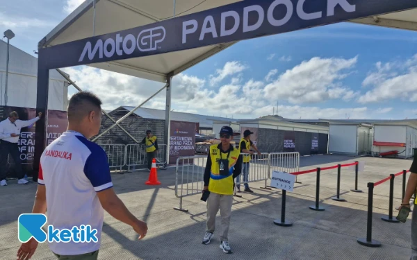 Foto Manager Mario Aji, Kiagus Firdaus, tiba dan mendukung langsung Super Mario dari Paddock MotoGP Mandalika 2025. (Foto: Naufal/Ketik)