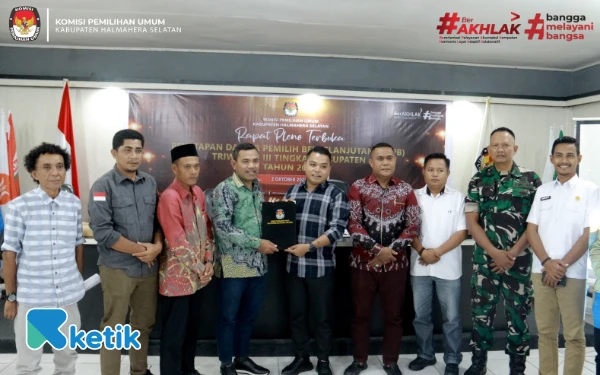 Foto Jajaran KPU dan Bawaslu Halsel usai Rapat Pleno Terbuka Rekapitulasi Pemutakhiran Data Pemilih Berkelanjutan Triwulan III (Foto: Humas KPU Halsel For Ketik)