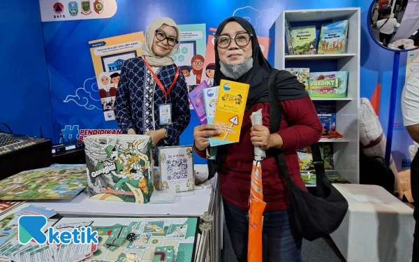Foto Diva saat berkunjung di stan Seknas SPAB di pameran Bulan PRB 2025. (foto: Sutejo/Ketik)
