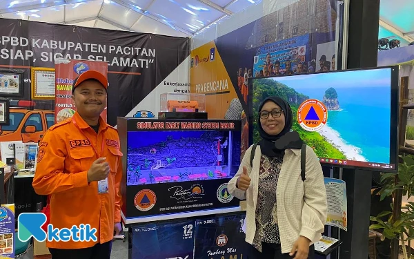 Foto Imrotul saat menggali data di stand pameran BPBD Kabupaten Pacitan. (foto: Sutejo/Ketik)