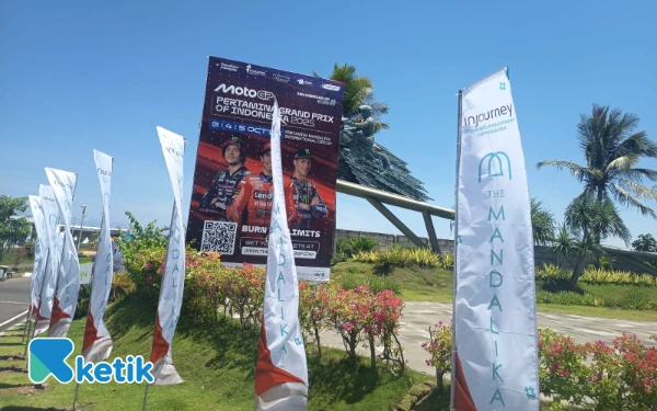 Foto Patung Jokowi di depan Sirkuit Mandalika tertutup baliho, 3 Oktober 2025. (Foto: Rahmat Rifadin/Ketik)