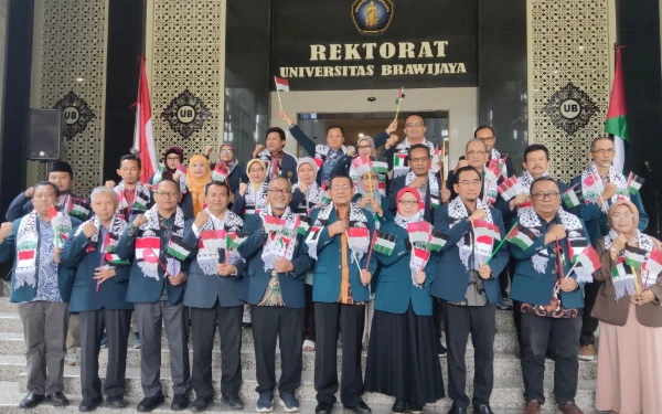 Foto Bendera kecil merah putih Indonesia dan Palestina dikibarkan jajaran Rektorat UB (Aris ketik)