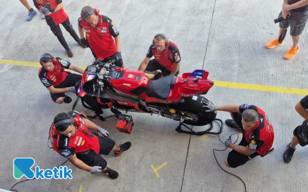Foto Motor Marc Marquez diperiksa tim teknisi Ducati di Paddock Sirkuit Mandalika, 3 Oktober 2025. (Foto: Naufal/Ketik)