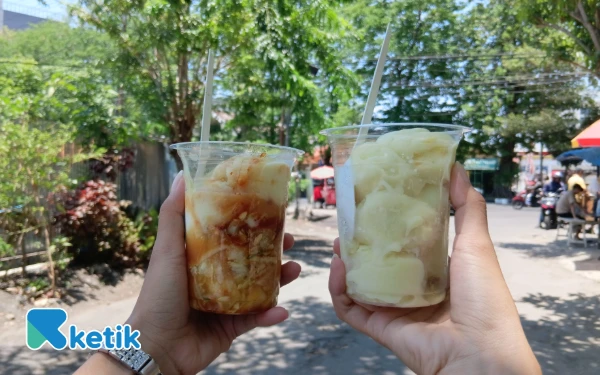 Foto Segelas es rujak (kiri) dan es puter (kanan) yang tetap menjadi pilihan masyarakat di siang hari. (Foto: Fasya Pracilia P.T/Ketik)