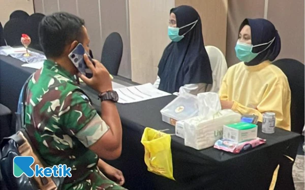 Foto salah satu karyawan yang mengikuti donor darah di Aston Mojokerto Hotel and Conference (foto : humas aston mojokerto/ ketik.co)
