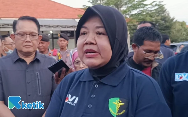 Foto Kabid DVI Kapusdokkes Mabes Polri, Kombes Pol Wahyu Hidajati menjelaskan proses identifikasi korban Ponpes Al Khoziny, Sidoarjo. (Foto: Fitra/Ketik)