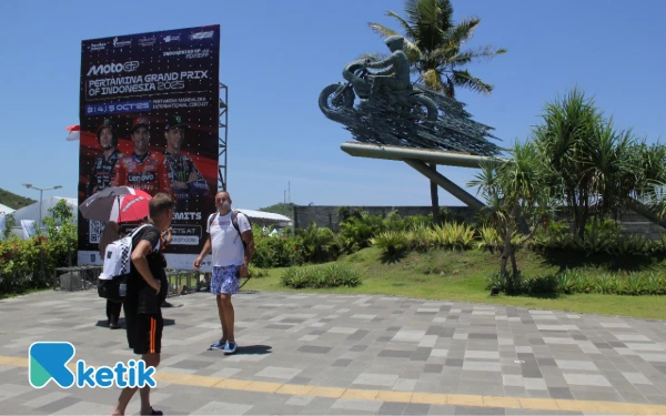 Foto Patung Jokowi di depan Sirkuit Mandalika tertutup baliho, 3 Oktober 2025. (Foto: Rahmat Rifadin/Ketik)