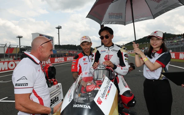 Foto Rider Moto2 Indonesia Mario Aji sebelum sesi FP1 GP Indonesia di Sirkuit Mandalika, 3 Oktober 2025. (Foto: HTA)