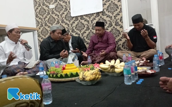 Foto Suasana khidmat pengajian bersama di peresmian Kantor PT Saudagar Kommoditi Nuswantoro (Foto: Slamet/Ketik)