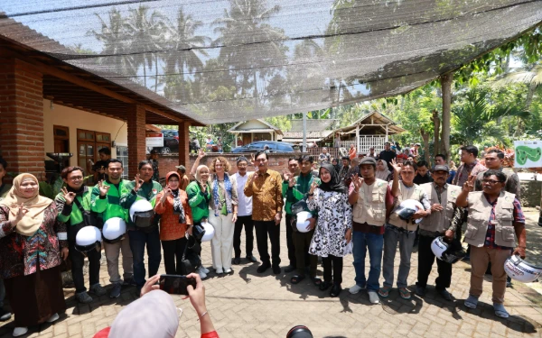 Foto Bupati Banyuwangi Saat Bersama mentri dan ojol