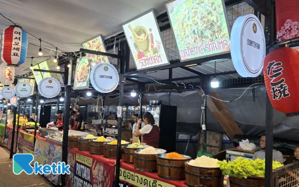 Foto Penjual makanan Thailand di Asian Food Festival Malang. (Foto: Aliyah/Ketik)