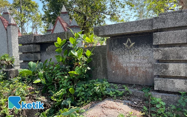 Foto Makam salah satu tokoh Freemason yang disemayamkan di Kuburan Londo, menjadi daya tarik pengunjung. (Foto: Lutfia/Ketik)