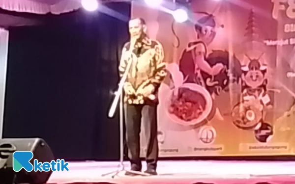 Foto Kepala Bakesbangpol Tulungagung Agus Priyanto Utomo, S. E saat membacakan sambutan Bupati Tulungagung di Festival Budaya Nusantara (Foto : Asugwng/ketik)