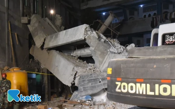 Foto Suasana lokasi reruntuhan beton di lokasi Ponpes Al Khoziny pada Minggu dini hari. (Foto: Sigit/Kominfo Sidoarjo)