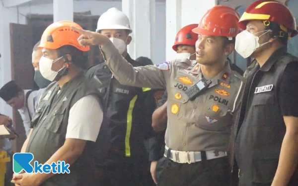 Foto Bupati Sidoarjo Subandi dan Kasatlantas Polresta Sidoarjo Kompol Jodi Indrawan di lokasi ambruknya gedung musala Ponpes Al Khoziny, Buduran, Sidoarjo. (Foto: Mashud/Kominfo Sidoarjo).