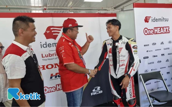 Foto Komisaris Independen BRI, Lukmanul Khakim memberikan support untuk Super Mario di paddock Sirkuit Mandalika. (Foto: Naufal/Ketik)