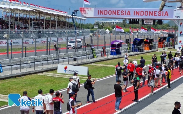 Foto Logo Kemenpora juga terpajang jelas di Pit Lane Sirkuit Mandalika. (Foto: Naufal/Ketik)