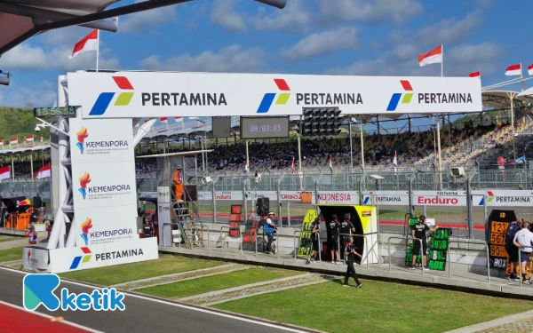 Foto Starting Grid MotoGP Mandalika 2025 hanya ada logo Pertamina dan Kemenpora. (Foto: Naufal/Ketik)