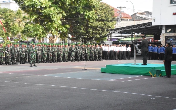 Foto Barisan prajurit Korem 072/Pamungkas menyimak amanat Panglima TNI, yang berpesan agar TNI terus memperkokoh soliditas dan kemanunggalan. Di usia ke-80, TNI adalah jantung pertahanan negara. (Foto: Penrem 072/Pmk for Ketik)