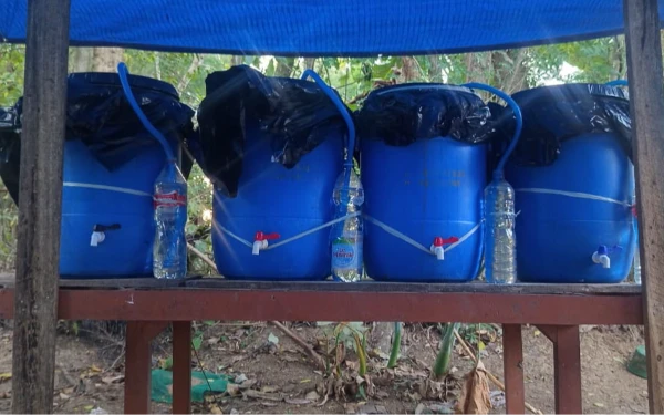 Foto Proses pembuatan bio urine hasil penyuluhan tim pengabdian masyarakat Fakultas Pertanian Universitas Madura (Foto: Dok. Unira)