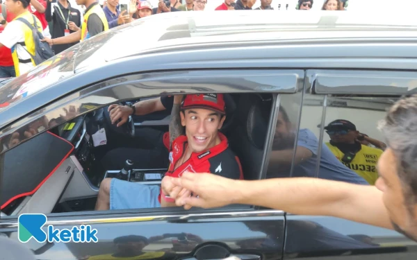 Foto Marc Marquez langsung meninggalkan Sirkuit Mandalika usai terjatuh di lap 1 GP Indonesia, 5 Oktober 2025. (Foto: Kiagus Firdaus/Ketik)