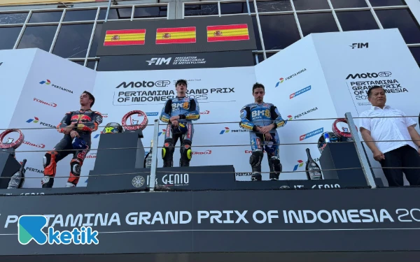 Foto Rider Gresini Ducati Alex Marquez (kanan) berdiri di podiun ketiga GP Indonesia di Sirkuit Mandalika, 5 Oktober 2025. (Foto: Kiagus Firdaus/Ketik)