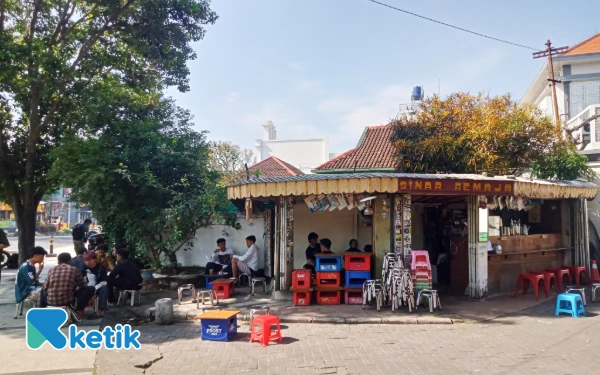 Foto Pemandangan Kedai Sinar Remaja Malang di pagi hari. (Foto: Aliyah/Ketik)