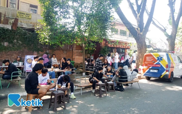 Foto Ramainya pengunjung Old Money Coffee and Bakery Malang di pagi hari. (Foto: Aliyah/Ketik)