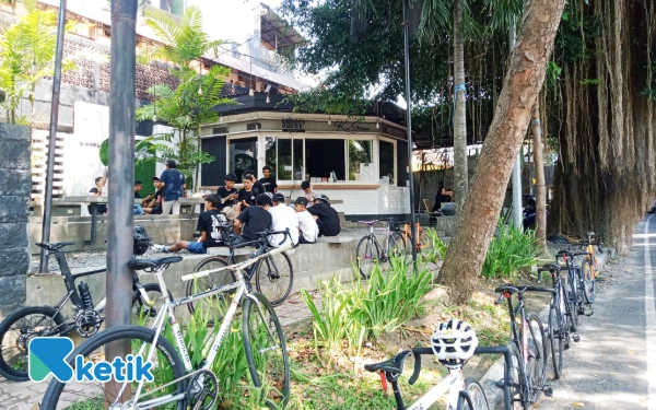 Foto Pengunjung Kopi Siippp Malang di pagi hari. (Foto: Aliyah/Ketik)