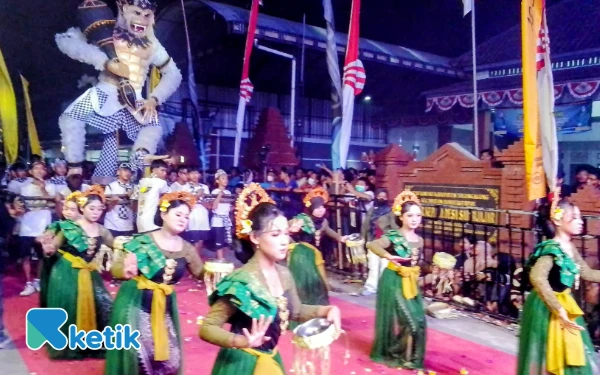 Foto Peserta Pawai unjuk kebolehan saat melintas di panggung kehormatan. (Foto Sugeng/Ketik)