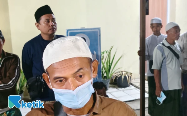 Foto Sulaiman ayah Ahmad Rijalul Haq, korban Ponpes Al Khoziny, Sidoarjo. (Foto: Fitra/Ketik)