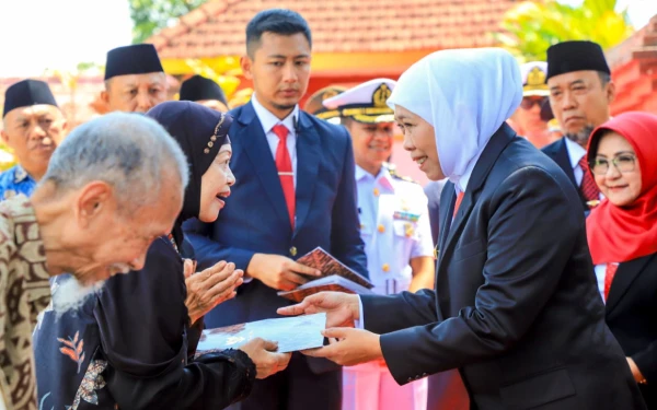 Foto Gubernur Khofifah beramah-tamah dengan cucu keponakan dan keluarga Pahlawan Nasional sekaligus Gubernur Pertama Jawa Timur, Raden Mas Tumenggung Ario (RMTA) Soerjo (Foto: Biro Adpim Pemprov Jatim)