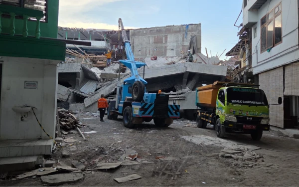 Foto Proses evakuasi korban santri di Ponpes Al Khoziny Sidoarjo (Basarnas)