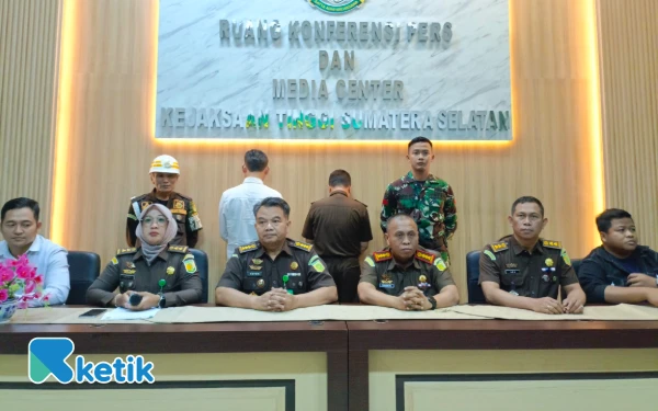 Foto Dalam konferensi pers di Kejati Sumsel, Asintel Totok Bambang Sapto Dwidjo didampingi Kajari OKI Sumantri menegaskan komitmen kejaksaan untuk menindak tegas aksi penipuan berkedok aparat hukum. Senin 06 Oktober 2025 (Foto: M Nanda/Ketik)
