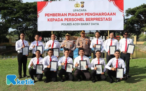 Foto Personel berprestasi di Polres Abdya mendapat penghargaan yang dilaksanakan di Mapolres Abdya, Senin, 6 Oktober 2025. (Foto: T. Rahmat/Ketik)