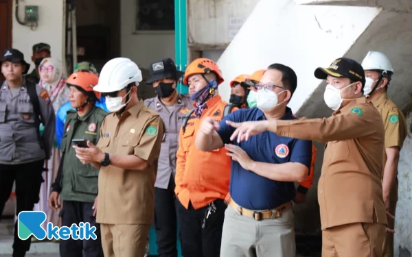 Foto Bupati Sidoarjo Subandi bersama Sekdaprov Adhi Karyanto menyaksikan proses evakuasi korban ambruknya Musala Ponpes Al Khoziny pada Senin sore (6 Oktober 2025). (Foto: Kominfo Sidoarjo)