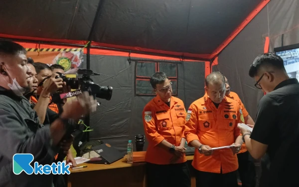 Foto Kepala Basarnas Marsda Mohammad Syafii menyampaikan rencana dan hasil proses evakuasi di lokasi ambruknya musala Ponpes Al Khoziny, Sidoarjo. (Foto: Kominfo Sidoarjo)